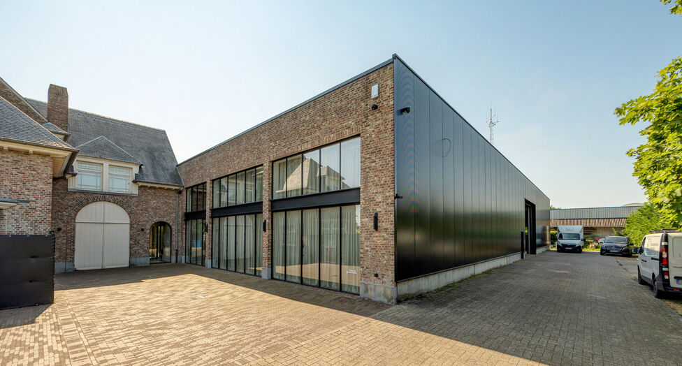 In de Duiventorenstraat te Essen bevindt zich deze unieke vastgoedsite bestaande uit twee naast elkaar gelegen percelen met een totale oppervlakte van maar liefst 5.005 m². Dankzij de combinatie van ruime magazijnen, kantoren, showroomruimtes en woongele