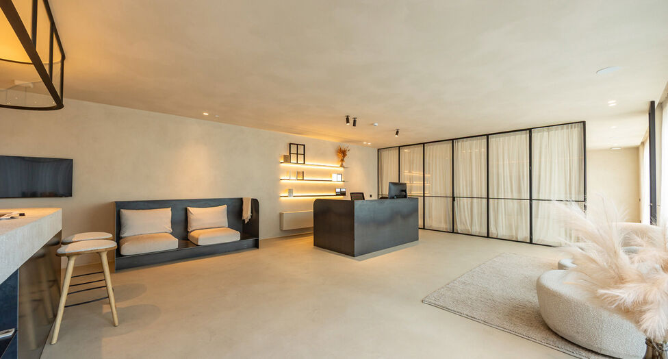 In de Duiventorenstraat te Essen bevindt zich deze unieke vastgoedsite bestaande uit twee naast elkaar gelegen percelen met een totale oppervlakte van maar liefst 5.005 m². Dankzij de combinatie van ruime magazijnen, kantoren, showroomruimtes en woongele