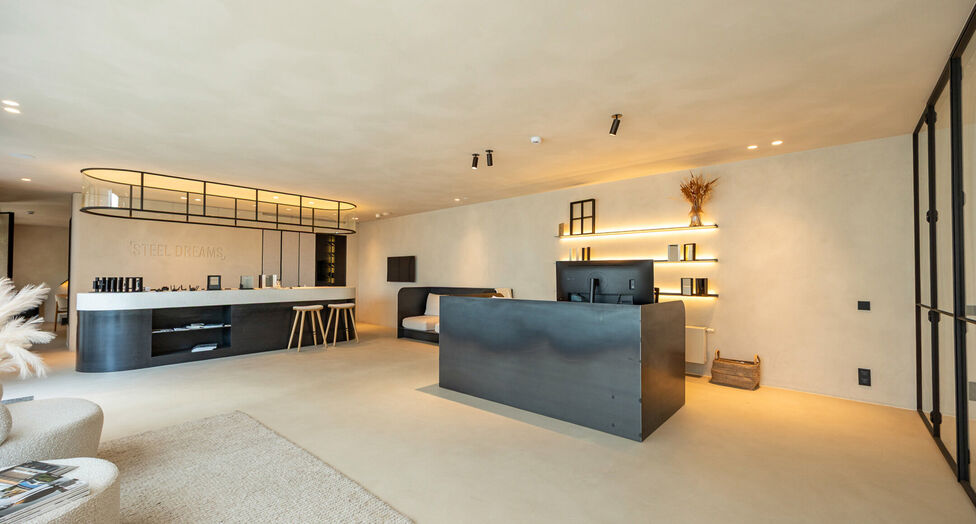 In de Duiventorenstraat te Essen bevindt zich deze unieke vastgoedsite bestaande uit twee naast elkaar gelegen percelen met een totale oppervlakte van maar liefst 5.005 m². Dankzij de combinatie van ruime magazijnen, kantoren, showroomruimtes en woongele