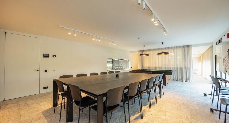 In de Duiventorenstraat te Essen bevindt zich deze unieke vastgoedsite bestaande uit twee naast elkaar gelegen percelen met een totale oppervlakte van maar liefst 5.005 m². Dankzij de combinatie van ruime magazijnen, kantoren, showroomruimtes en woongele