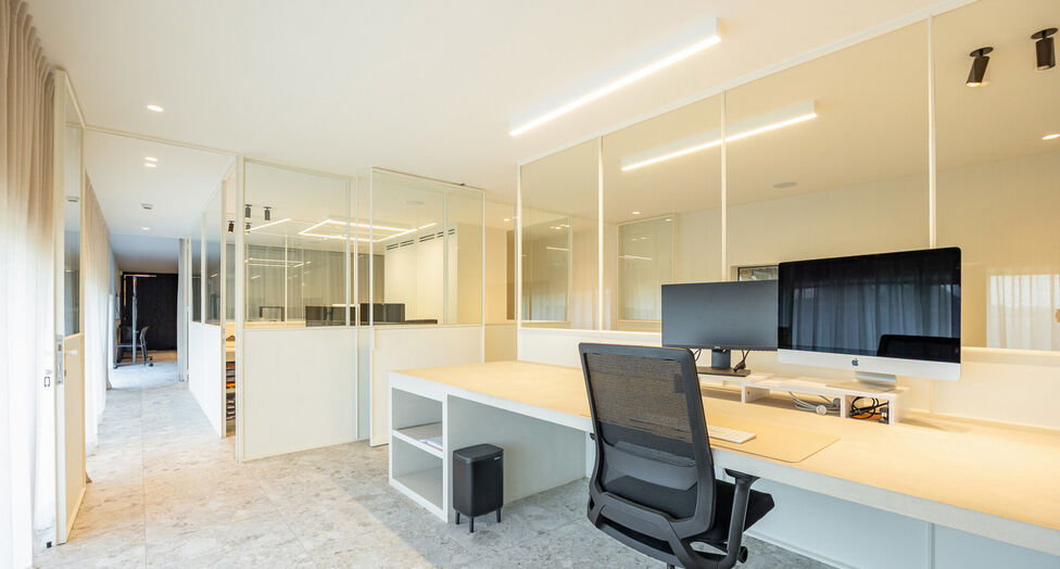 In de Duiventorenstraat te Essen bevindt zich deze unieke vastgoedsite bestaande uit twee naast elkaar gelegen percelen met een totale oppervlakte van maar liefst 5.005 m². Dankzij de combinatie van ruime magazijnen, kantoren, showroomruimtes en woongele