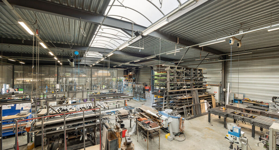 In de Duiventorenstraat te Essen bevindt zich deze unieke vastgoedsite bestaande uit twee naast elkaar gelegen percelen met een totale oppervlakte van maar liefst 5.005 m². Dankzij de combinatie van ruime magazijnen, kantoren, showroomruimtes en woongele