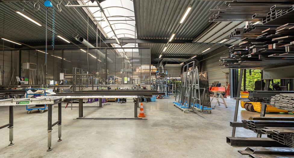 In de Duiventorenstraat te Essen bevindt zich deze unieke vastgoedsite bestaande uit twee naast elkaar gelegen percelen met een totale oppervlakte van maar liefst 5.005 m². Dankzij de combinatie van ruime magazijnen, kantoren, showroomruimtes en woongele