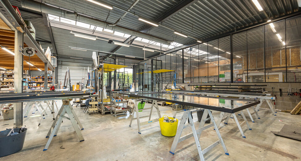 In de Duiventorenstraat te Essen bevindt zich deze unieke vastgoedsite bestaande uit twee naast elkaar gelegen percelen met een totale oppervlakte van maar liefst 5.005 m². Dankzij de combinatie van ruime magazijnen, kantoren, showroomruimtes en woongele