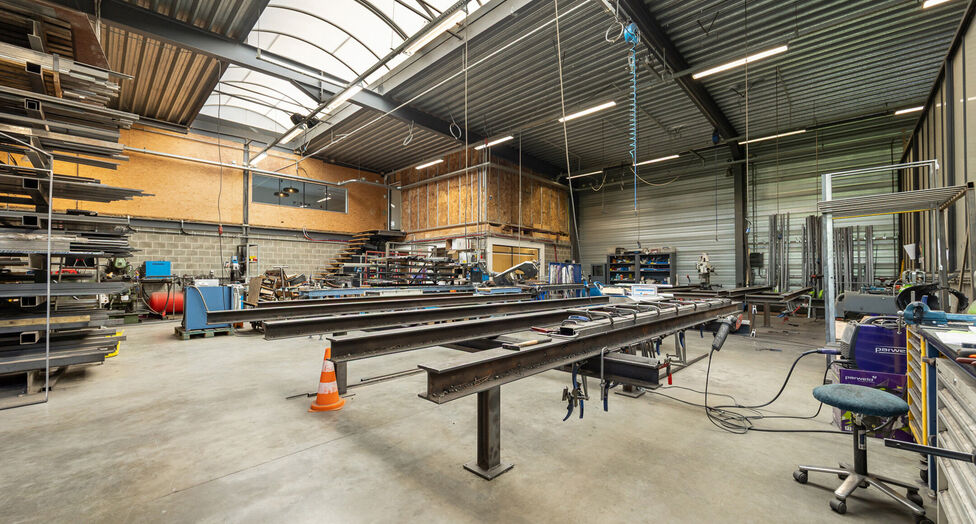 In de Duiventorenstraat te Essen bevindt zich deze unieke vastgoedsite bestaande uit twee naast elkaar gelegen percelen met een totale oppervlakte van maar liefst 5.005 m². Dankzij de combinatie van ruime magazijnen, kantoren, showroomruimtes en woongele