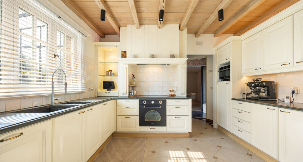In de Duiventorenstraat te Essen bevindt zich deze unieke vastgoedsite bestaande uit twee naast elkaar gelegen percelen met een totale oppervlakte van maar liefst 5.005 m². Dankzij de combinatie van ruime magazijnen, kantoren, showroomruimtes en woongele