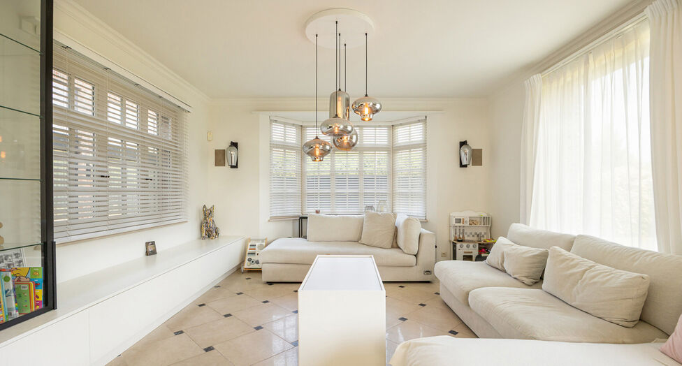 In de Duiventorenstraat te Essen bevindt zich deze unieke vastgoedsite bestaande uit twee naast elkaar gelegen percelen met een totale oppervlakte van maar liefst 5.005 m². Dankzij de combinatie van ruime magazijnen, kantoren, showroomruimtes en woongele