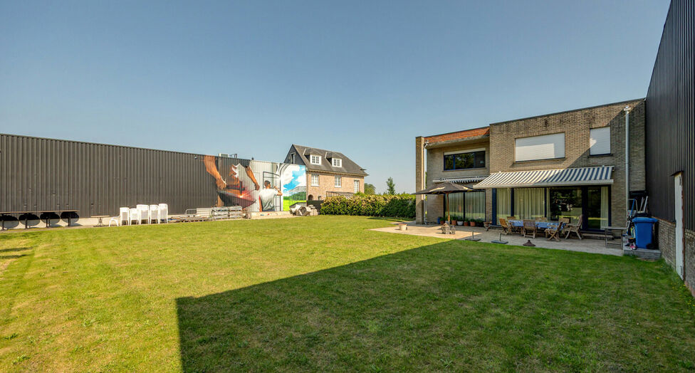 In de Duiventorenstraat te Essen bevindt zich deze unieke vastgoedsite bestaande uit twee naast elkaar gelegen percelen met een totale oppervlakte van maar liefst 5.005 m². Dankzij de combinatie van ruime magazijnen, kantoren, showroomruimtes en woongele