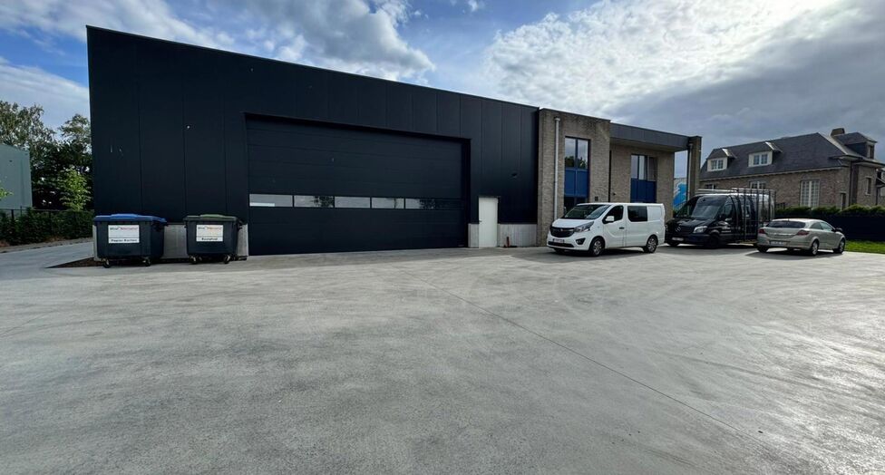 In de Duiventorenstraat te Essen bevindt zich deze unieke vastgoedsite bestaande uit twee naast elkaar gelegen percelen met een totale oppervlakte van maar liefst 5.005 m². Dankzij de combinatie van ruime magazijnen, kantoren, showroomruimtes en woongele