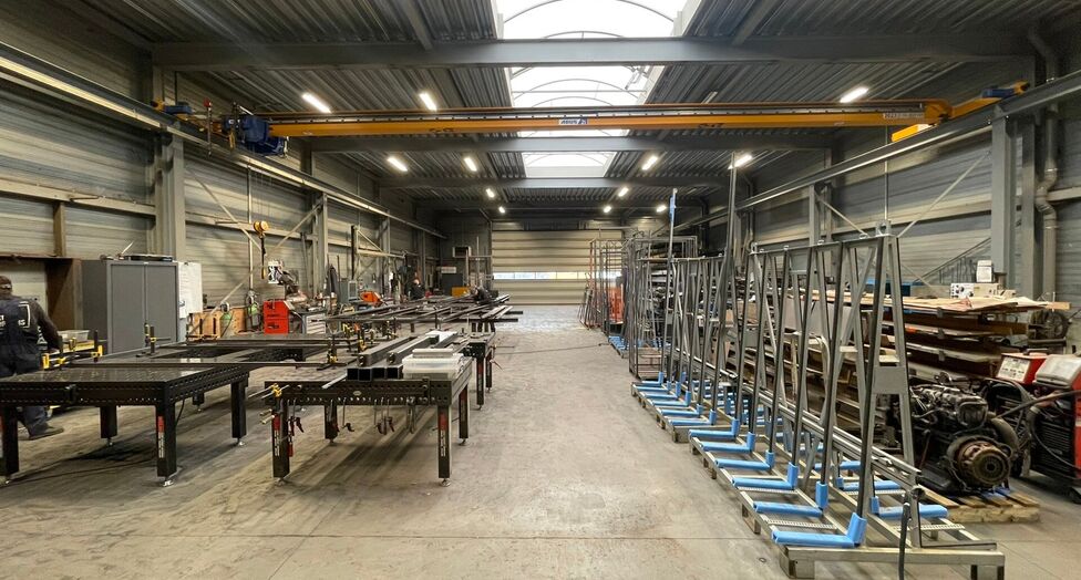 In de Duiventorenstraat te Essen bevindt zich deze unieke vastgoedsite bestaande uit twee naast elkaar gelegen percelen met een totale oppervlakte van maar liefst 5.005 m². Dankzij de combinatie van ruime magazijnen, kantoren, showroomruimtes en woongele