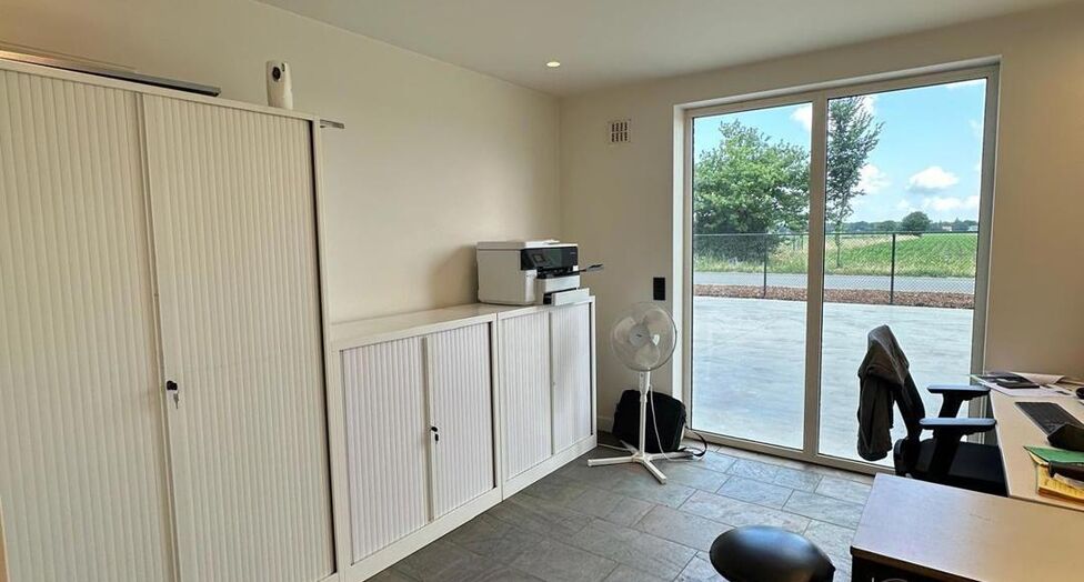 In de Duiventorenstraat te Essen bevindt zich deze unieke vastgoedsite bestaande uit twee naast elkaar gelegen percelen met een totale oppervlakte van maar liefst 5.005 m². Dankzij de combinatie van ruime magazijnen, kantoren, showroomruimtes en woongele