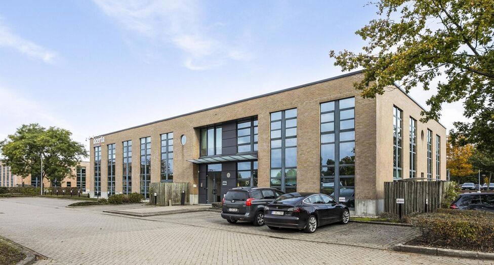 Het E19 Business Park is gelegen langs het Netekanaal en geniet van een uitstekende bereikbaarheid dankzij de nabijheid van de op- en afrit Mechelen-Noord, met directe aansluiting op de E19 Antwerpen-Brussel. Het centrum van Mechelen bevindt zich op minde