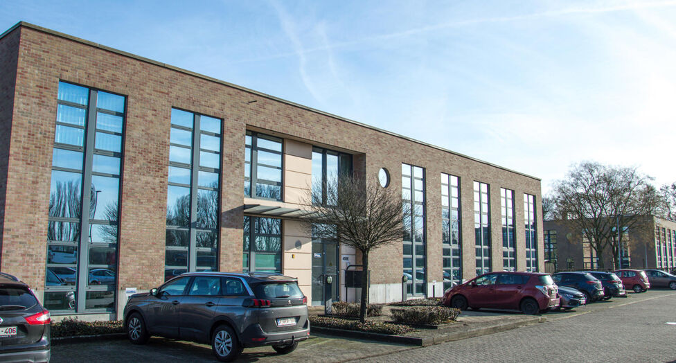 Het E19 Business Park is gelegen langs het Netekanaal en geniet van een uitstekende bereikbaarheid dankzij de nabijheid van de op- en afrit Mechelen-Noord, met directe aansluiting op de E19 Antwerpen-Brussel. Het centrum van Mechelen bevindt zich op minde
