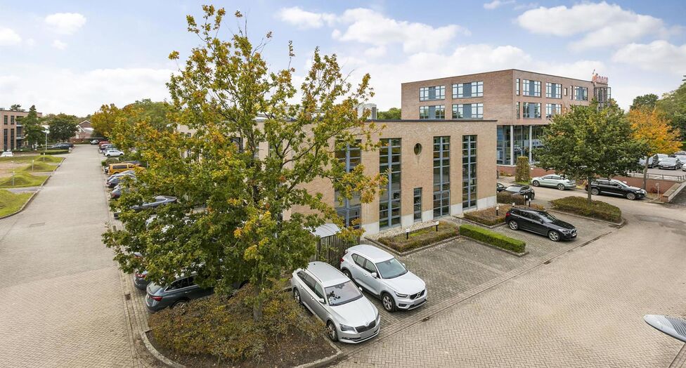 Het E19 Business Park is gelegen langs het Netekanaal en geniet van een uitstekende bereikbaarheid dankzij de nabijheid van de op- en afrit Mechelen-Noord, met directe aansluiting op de E19 Antwerpen-Brussel. Het centrum van Mechelen bevindt zich op minde
