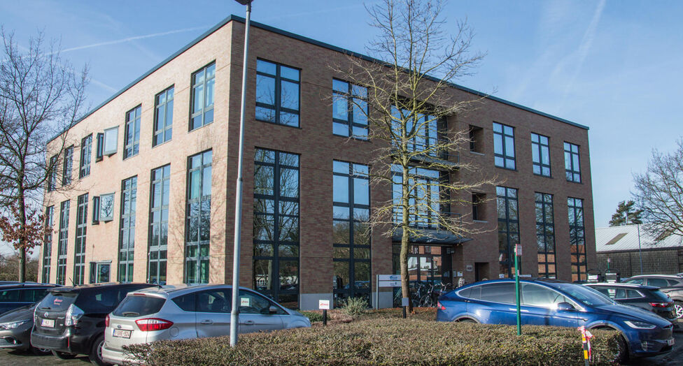 Het E19 Business Park is gelegen langs het Netekanaal en geniet van een uitstekende bereikbaarheid dankzij de nabijheid van de op- en afrit Mechelen-Noord, met directe aansluiting op de E19 Antwerpen-Brussel. Het centrum van Mechelen bevindt zich op minde