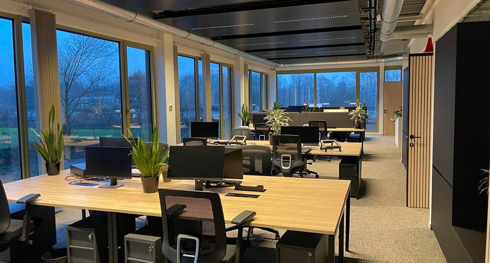 Het betreft een gerenoveerd bedrijfsgebouw gelegen op de voormalige site van drukkerij Proost, in de industriezone Everdongen te Turnhout. De site geniet een uitstekende en centrale ligging, vlakbij oprittencomplex 24 (Turnhout-Centrum) van de E34. Dit re