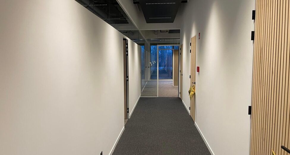 Het betreft een gerenoveerd bedrijfsgebouw gelegen op de voormalige site van drukkerij Proost, in de industriezone Everdongen te Turnhout. De site geniet een uitstekende en centrale ligging, vlakbij oprittencomplex 24 (Turnhout-Centrum) van de E34. Dit re