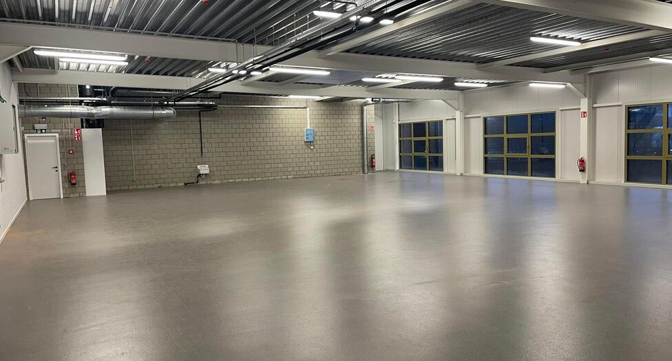 Het betreft een gerenoveerd bedrijfsgebouw gelegen op de voormalige site van drukkerij Proost, in de industriezone Everdongen te Turnhout. De site geniet een uitstekende en centrale ligging, vlakbij oprittencomplex 24 (Turnhout-Centrum) van de E34. Dit re
