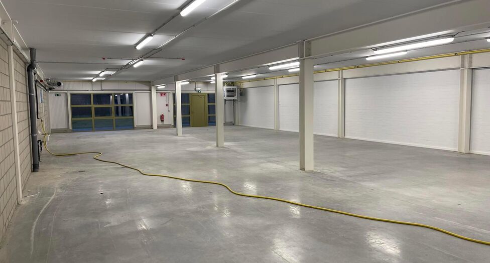 Het betreft een gerenoveerd bedrijfsgebouw gelegen op de voormalige site van drukkerij Proost, in de industriezone Everdongen te Turnhout. De site geniet een uitstekende en centrale ligging, vlakbij oprittencomplex 24 (Turnhout-Centrum) van de E34. Dit re