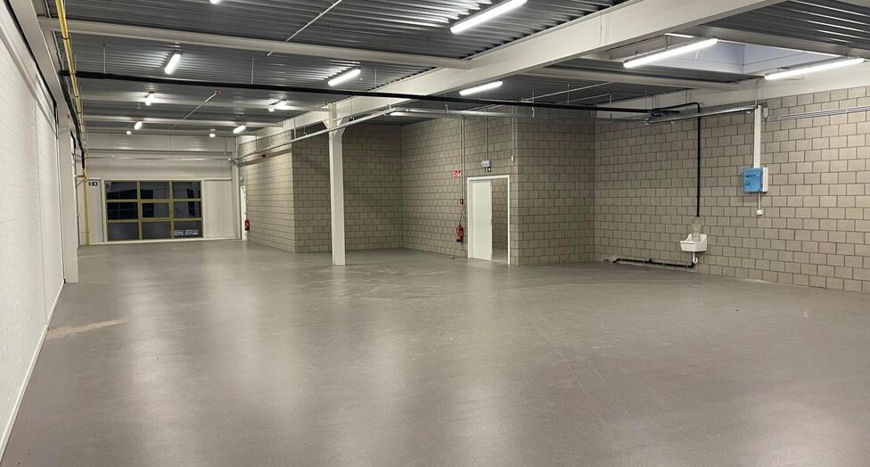 Het betreft een gerenoveerd bedrijfsgebouw gelegen op de voormalige site van drukkerij Proost, in de industriezone Everdongen te Turnhout. De site geniet een uitstekende en centrale ligging, vlakbij oprittencomplex 24 (Turnhout-Centrum) van de E34. Dit re