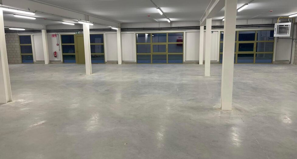 Het betreft een gerenoveerd bedrijfsgebouw gelegen op de voormalige site van drukkerij Proost, in de industriezone Everdongen te Turnhout. De site geniet een uitstekende en centrale ligging, vlakbij oprittencomplex 24 (Turnhout-Centrum) van de E34. Dit re