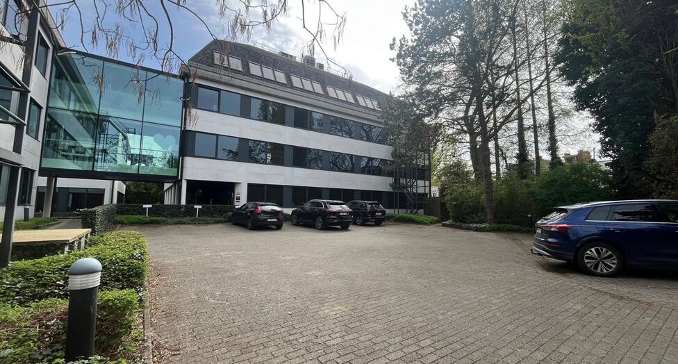 Garden Square is een kwalitatief kantorencomplex in een groene, residenti&euml;le omgeving te Wilrijk, op wandelafstand van De Bist. De site omvat vier gebouwen rond een gemeenschappelijke patio en biedt veel natuurlijk licht en aangename buitenruimtes.

Uits