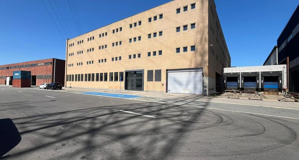 Op een strategische locatie aan de Noorderlaan te Antwerpen, vlakbij de haven en belangrijke ontsluitingswegen, bieden wij twee opslagverdiepingen aan van telkens ca. 2.300 m&sup2;.

Beide verdiepingen zijn bereikbaar via twee functionele goederenliften.

Ide