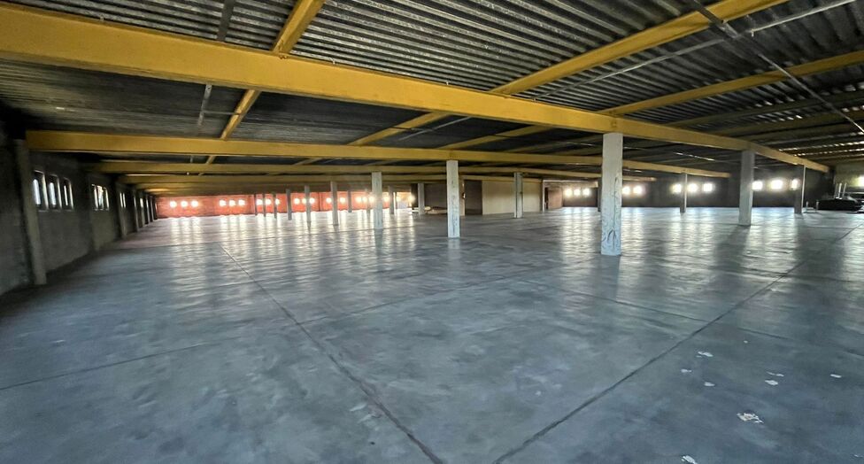Op een strategische locatie aan de Noorderlaan te Antwerpen, vlakbij de haven en belangrijke ontsluitingswegen, bieden wij twee opslagverdiepingen aan van telkens ca. 2.300 m&sup2;.

Beide verdiepingen zijn bereikbaar via twee functionele goederenliften.

Ide