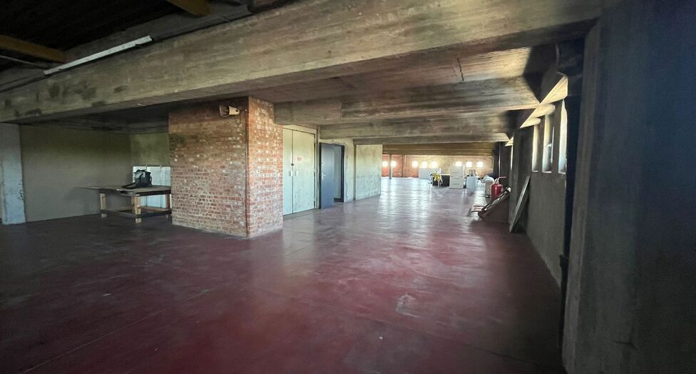 Op een strategische locatie aan de Noorderlaan te Antwerpen, vlakbij de haven en belangrijke ontsluitingswegen, bieden wij twee opslagverdiepingen aan van telkens ca. 2.300 m&sup2;.

Beide verdiepingen zijn bereikbaar via twee functionele goederenliften.

Ide