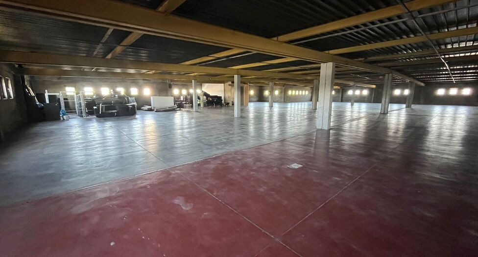 Op een strategische locatie aan de Noorderlaan te Antwerpen, vlakbij de haven en belangrijke ontsluitingswegen, bieden wij twee opslagverdiepingen aan van telkens ca. 2.300 m&sup2;.

Beide verdiepingen zijn bereikbaar via twee functionele goederenliften.

Ide