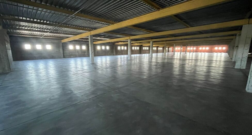 Op een strategische locatie aan de Noorderlaan te Antwerpen, vlakbij de haven en belangrijke ontsluitingswegen, bieden wij twee opslagverdiepingen aan van telkens ca. 2.300 m&sup2;.

Beide verdiepingen zijn bereikbaar via twee functionele goederenliften.

Ide