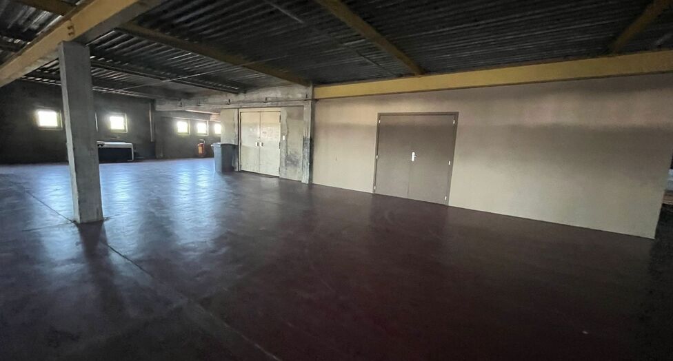 Op een strategische locatie aan de Noorderlaan te Antwerpen, vlakbij de haven en belangrijke ontsluitingswegen, bieden wij twee opslagverdiepingen aan van telkens ca. 2.300 m&sup2;.

Beide verdiepingen zijn bereikbaar via twee functionele goederenliften.

Ide