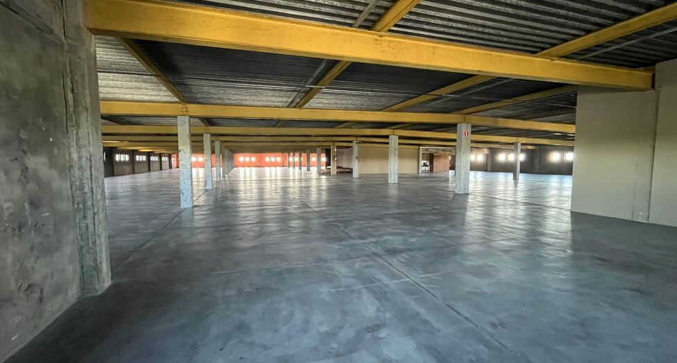 Op een strategische locatie aan de Noorderlaan te Antwerpen, vlakbij de haven en belangrijke ontsluitingswegen, bieden wij twee opslagverdiepingen aan van telkens ca. 2.300 m&sup2;.

Beide verdiepingen zijn bereikbaar via twee functionele goederenliften.

Ide