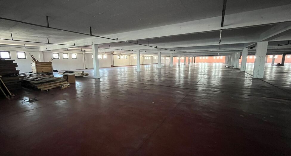 Op een strategische locatie aan de Noorderlaan te Antwerpen, vlakbij de haven en belangrijke ontsluitingswegen, bieden wij twee opslagverdiepingen aan van telkens ca. 2.300 m&sup2;.

Beide verdiepingen zijn bereikbaar via twee functionele goederenliften.

Ide