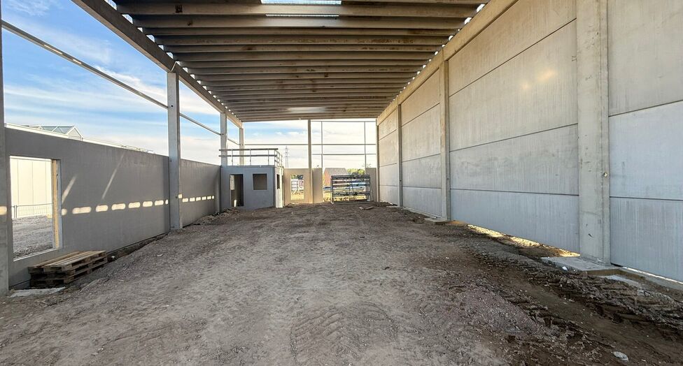 Het betreft de verhuur van 7 nieuwbouw KMO-units in de industriezone TTS te Temse. De site geniet een uitstekende ligging aan de N16, dewelke zorgt voor een zeer vlotte verbinding met de E17 (Antwerpen - Gent) en de A12 (Antwerpen - Brussel). Enkele KMO-u