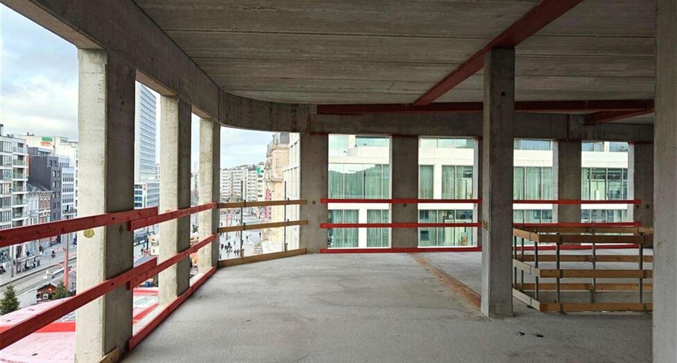 Het betreft de verhuur van moderne kantoorruimtes in het nieuw ontwikkelde gebouw &ldquo;Lennert Van Leemput&rdquo;, gelegen op een iconische hoeklocatie aan de Frankrijklei 15, 2000 Antwerpen (hoek De Keyserlei / Frankrijklei). Dit gebouw onderscheidt zich door 