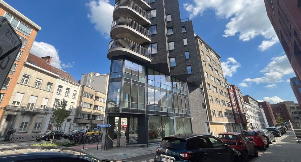 Op een uitstekende zichtlocatie in Mechelen, in de Leopoldstraat, bevindt zich dit hedendaags gebouw, bestaande uit drie afzonderlijk te verwerven entiteiten.

Het gebouw omvat een commercieel gelijkvloers en twee bovenliggende verdiepingen, elk ingericht