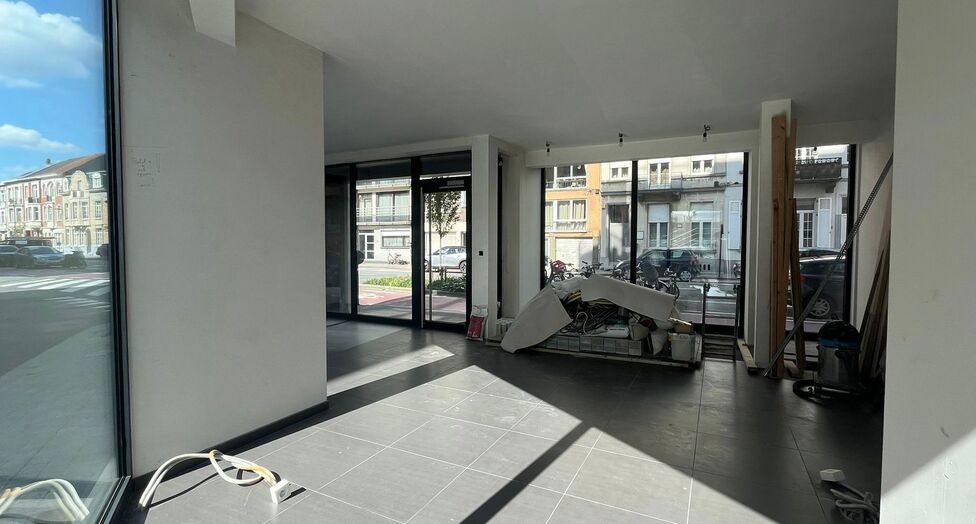 Op een uitstekende zichtlocatie in Mechelen, in de Leopoldstraat, bevindt zich dit hedendaags gebouw, bestaande uit drie afzonderlijk te verwerven entiteiten.

Het gebouw omvat een commercieel gelijkvloers en twee bovenliggende verdiepingen, elk ingericht