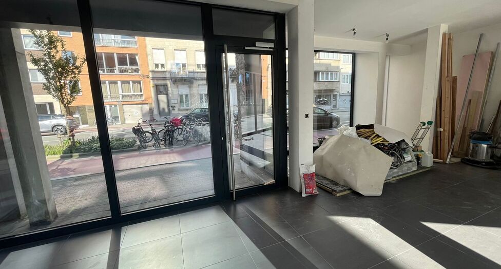 Op een uitstekende zichtlocatie in Mechelen, in de Leopoldstraat, bevindt zich dit hedendaags gebouw, bestaande uit drie afzonderlijk te verwerven entiteiten.

Het gebouw omvat een commercieel gelijkvloers en twee bovenliggende verdiepingen, elk ingericht
