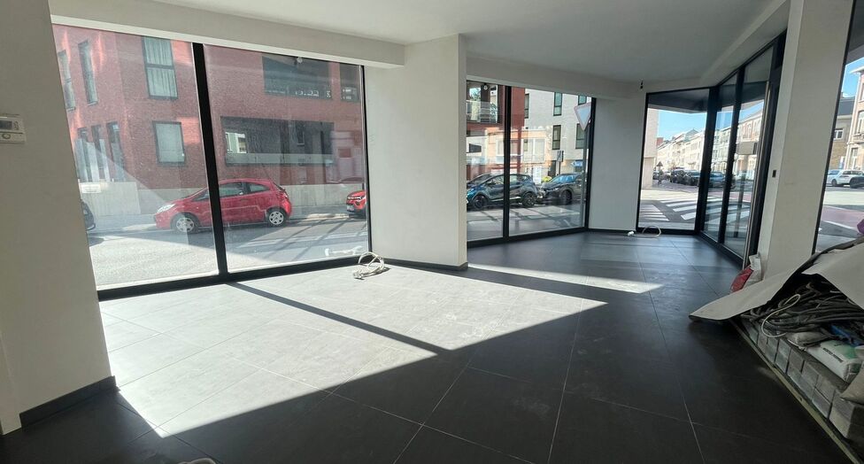 Op een uitstekende zichtlocatie in Mechelen, in de Leopoldstraat, bevindt zich dit hedendaags gebouw, bestaande uit drie afzonderlijk te verwerven entiteiten.

Het gebouw omvat een commercieel gelijkvloers en twee bovenliggende verdiepingen, elk ingericht