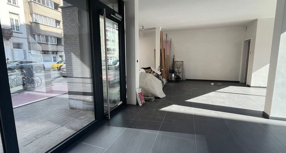 Op een uitstekende zichtlocatie in Mechelen, in de Leopoldstraat, bevindt zich dit hedendaags gebouw, bestaande uit drie afzonderlijk te verwerven entiteiten.

Het gebouw omvat een commercieel gelijkvloers en twee bovenliggende verdiepingen, elk ingericht