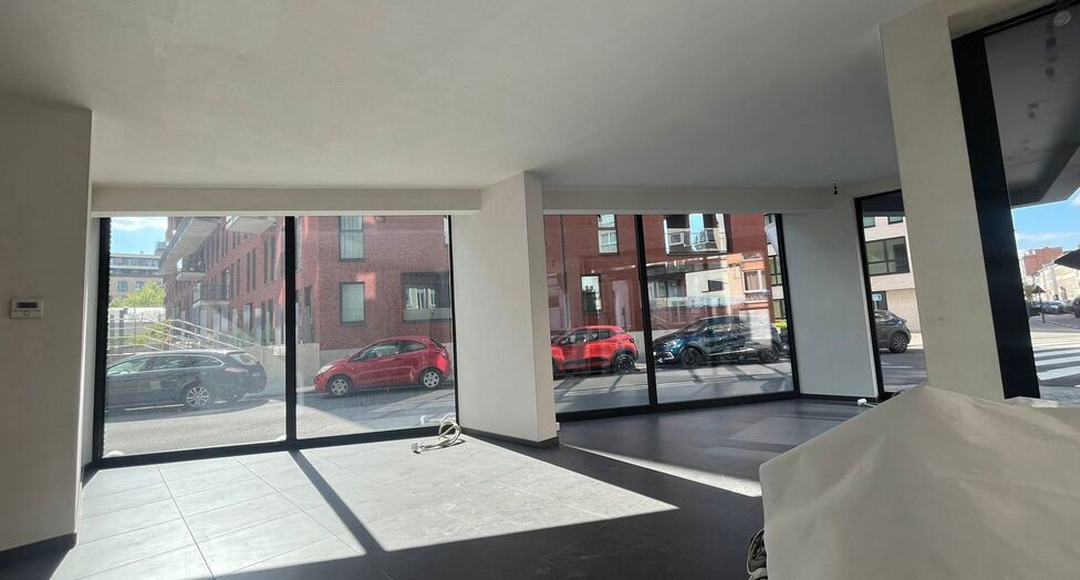 Op een uitstekende zichtlocatie in Mechelen, in de Leopoldstraat, bevindt zich dit hedendaags gebouw, bestaande uit drie afzonderlijk te verwerven entiteiten.

Het gebouw omvat een commercieel gelijkvloers en twee bovenliggende verdiepingen, elk ingericht
