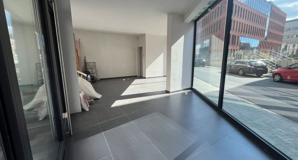 Op een uitstekende zichtlocatie in Mechelen, in de Leopoldstraat, bevindt zich dit hedendaags gebouw, bestaande uit drie afzonderlijk te verwerven entiteiten.

Het gebouw omvat een commercieel gelijkvloers en twee bovenliggende verdiepingen, elk ingericht