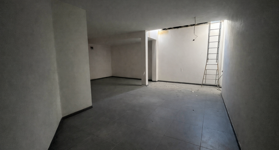 Op een uitstekende zichtlocatie in Mechelen, in de Leopoldstraat, bevindt zich dit hedendaags gebouw, bestaande uit drie afzonderlijk te verwerven entiteiten.

Het gebouw omvat een commercieel gelijkvloers en twee bovenliggende verdiepingen, elk ingericht
