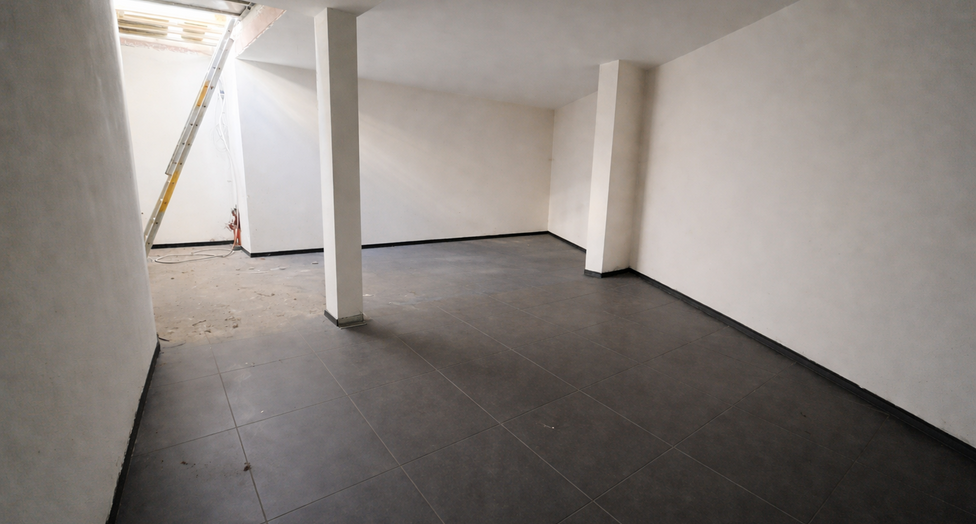 Op een uitstekende zichtlocatie in Mechelen, in de Leopoldstraat, bevindt zich dit hedendaags gebouw, bestaande uit drie afzonderlijk te verwerven entiteiten.

Het gebouw omvat een commercieel gelijkvloers en twee bovenliggende verdiepingen, elk ingericht