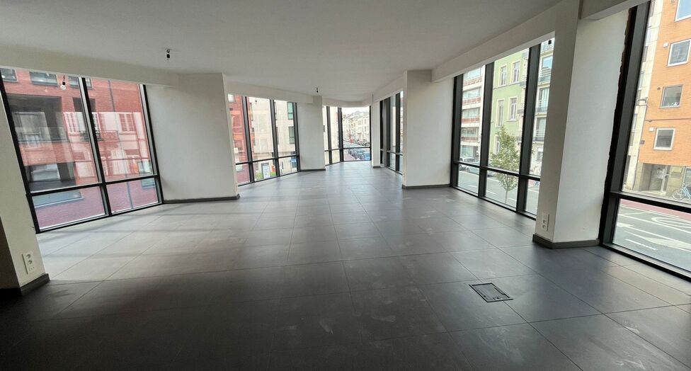 Op een uitstekende zichtlocatie in Mechelen, in de Leopoldstraat, bevindt zich dit hedendaags gebouw, bestaande uit drie afzonderlijk te verwerven entiteiten.

Het gebouw omvat een commercieel gelijkvloers en twee bovenliggende verdiepingen, elk ingericht