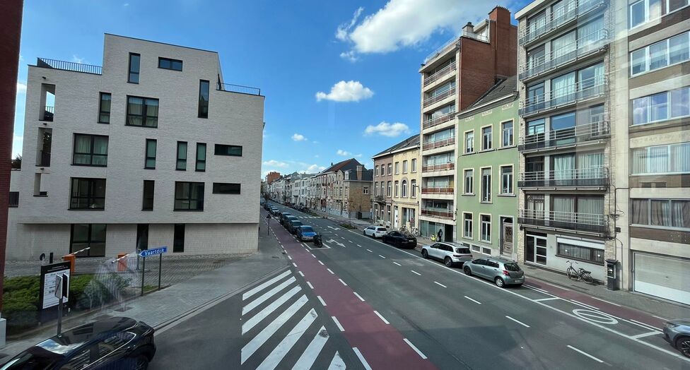 Op een uitstekende zichtlocatie in Mechelen, in de Leopoldstraat, bevindt zich dit hedendaags gebouw, bestaande uit drie afzonderlijk te verwerven entiteiten.

Het gebouw omvat een commercieel gelijkvloers en twee bovenliggende verdiepingen, elk ingericht
