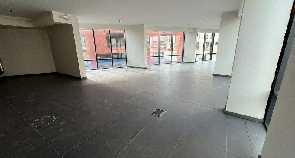 Op een uitstekende zichtlocatie in Mechelen, in de Leopoldstraat, bevindt zich dit hedendaags gebouw, bestaande uit drie afzonderlijk te verwerven entiteiten.

Het gebouw omvat een commercieel gelijkvloers en twee bovenliggende verdiepingen, elk ingericht