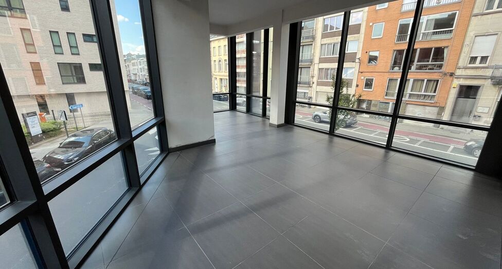 Op een uitstekende zichtlocatie in Mechelen, in de Leopoldstraat, bevindt zich dit hedendaags gebouw, bestaande uit drie afzonderlijk te verwerven entiteiten.

Het gebouw omvat een commercieel gelijkvloers en twee bovenliggende verdiepingen, elk ingericht