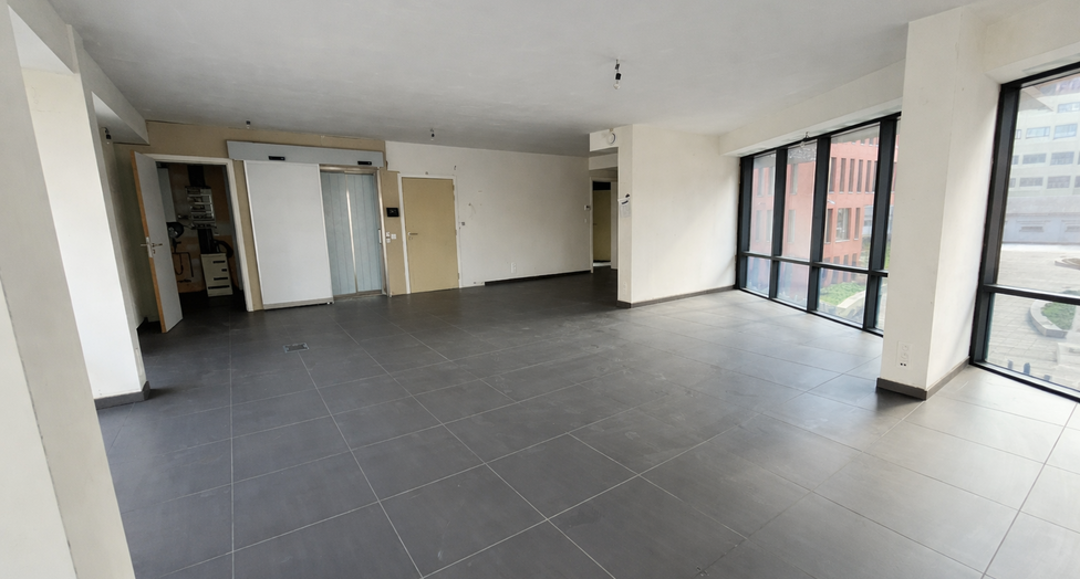 Op een uitstekende zichtlocatie in Mechelen, in de Leopoldstraat, bevindt zich dit hedendaags gebouw, bestaande uit drie afzonderlijk te verwerven entiteiten.

Het gebouw omvat een commercieel gelijkvloers en twee bovenliggende verdiepingen, elk ingericht